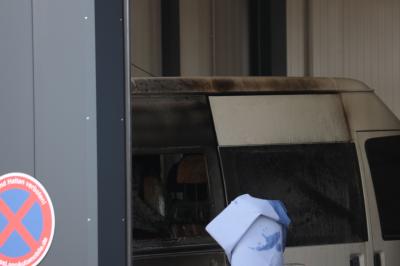 Waiblingen-Hegnach: Feuer in Autowerkstatt - Sprinter geht auf der Hebebuehne in Flammen auf